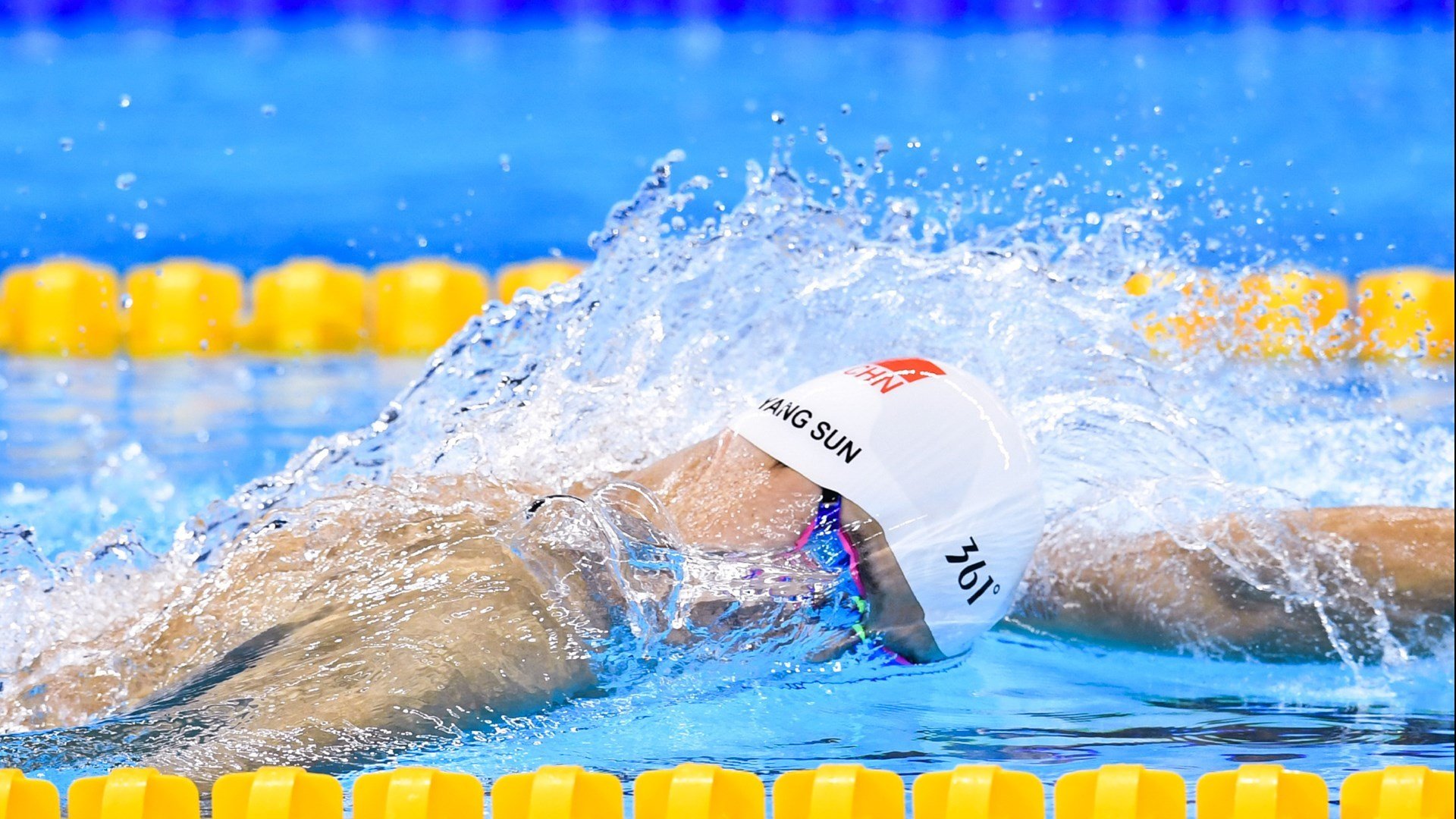 女篮姑娘的坚守让人感动，女篮球队员的悲哀